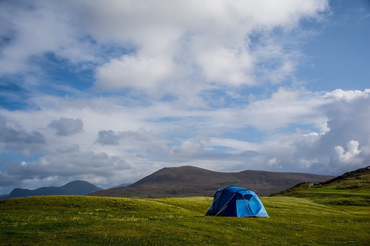Tienda de campaña y saco de dormir para camping