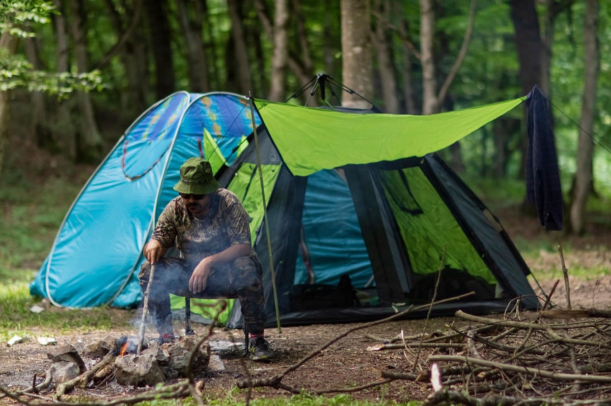 Barraca de camping e saco de dormir para iniciantes.