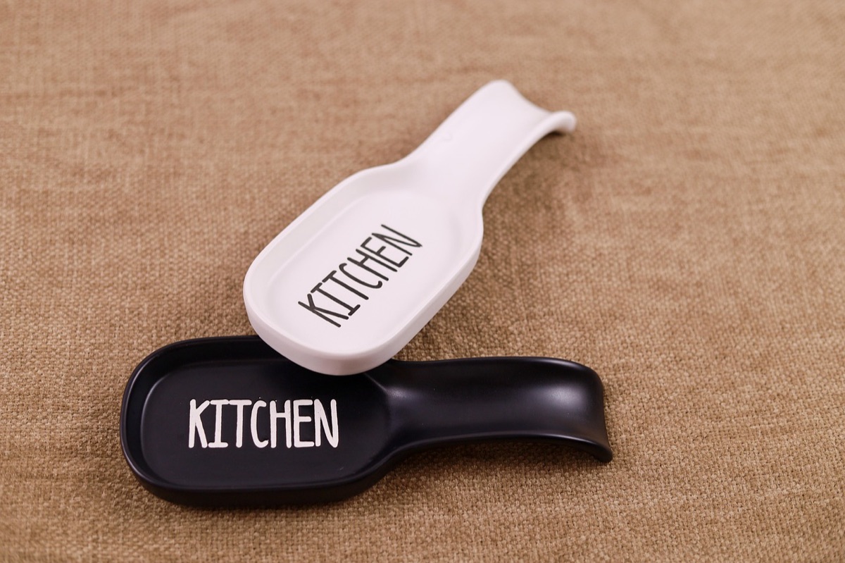 Conjunto de fogareiro e utensílios de cozinha para acampamento.