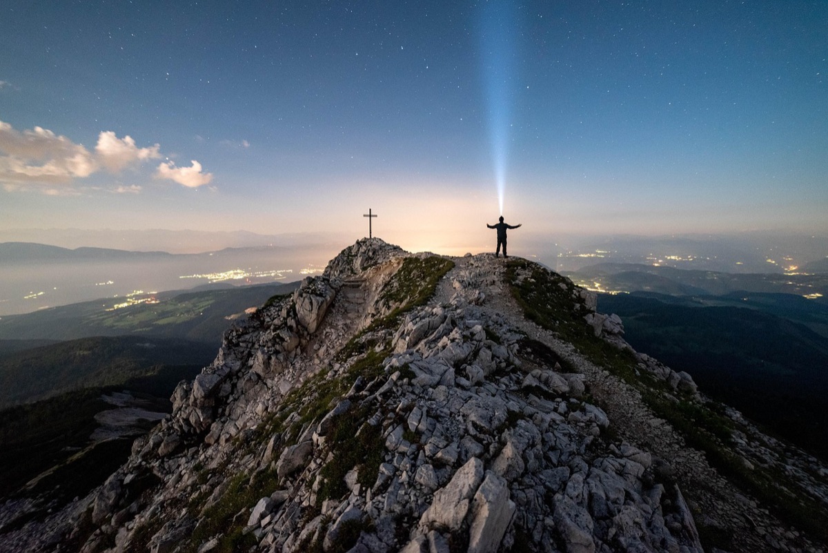 Lanterna e iluminação essencial para camping.
