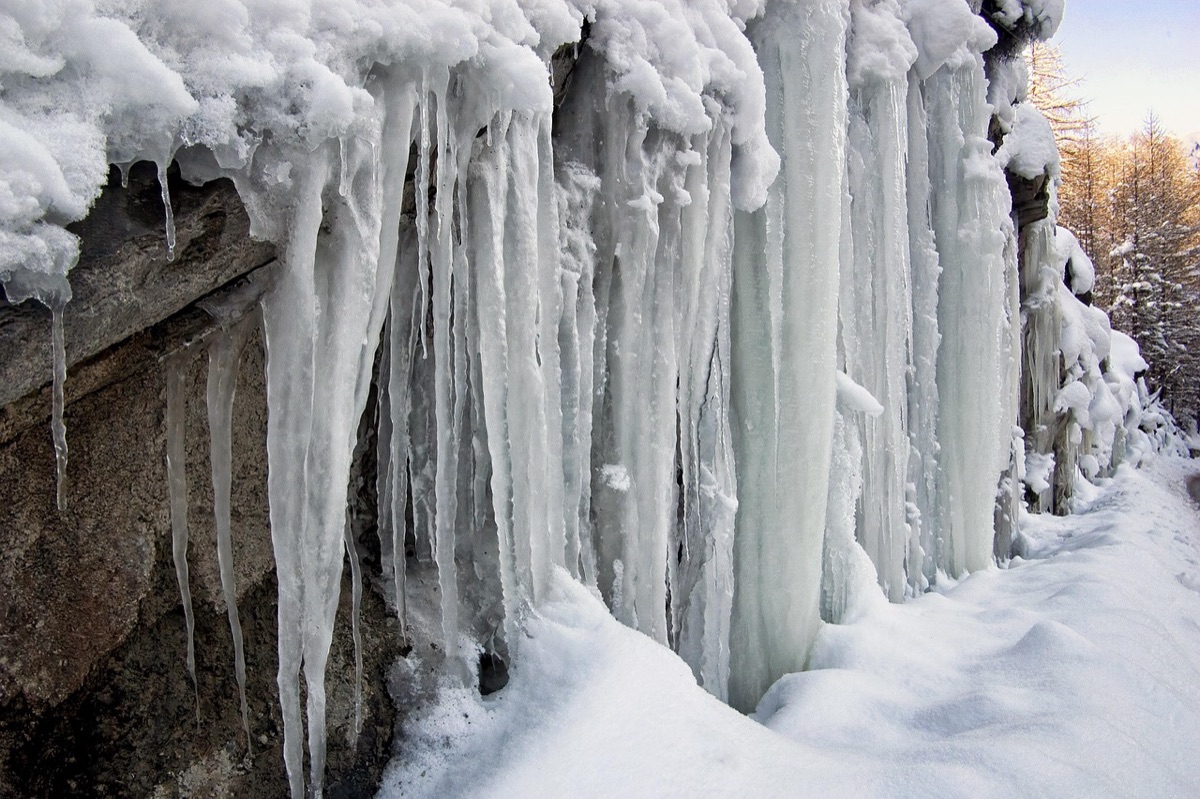 冬季露營卡迪袋與雪地