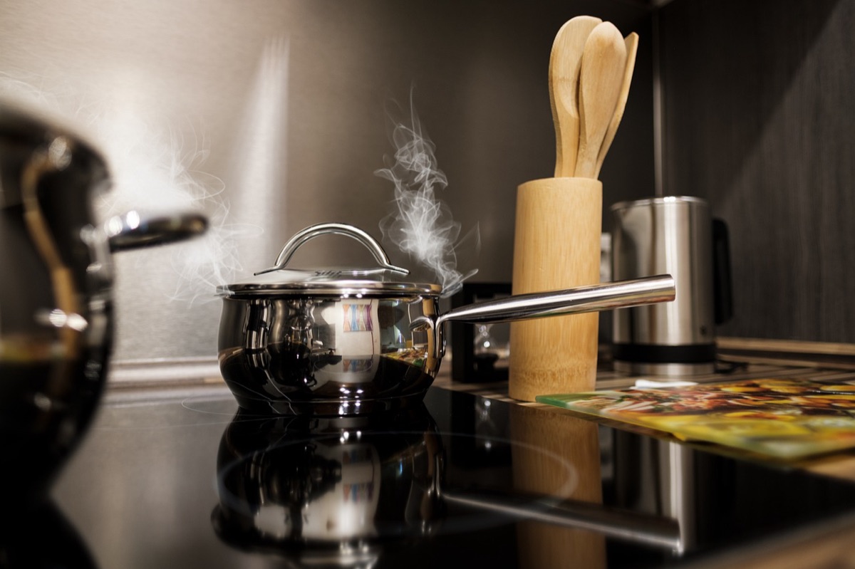 Campingkocher und Gusseisenpfanne für das Kochen im Freien