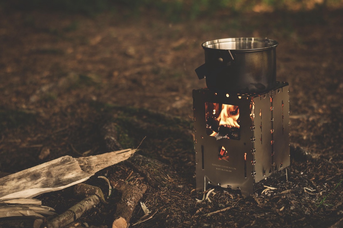 réchaud de camping avec une casserole en pleine nature