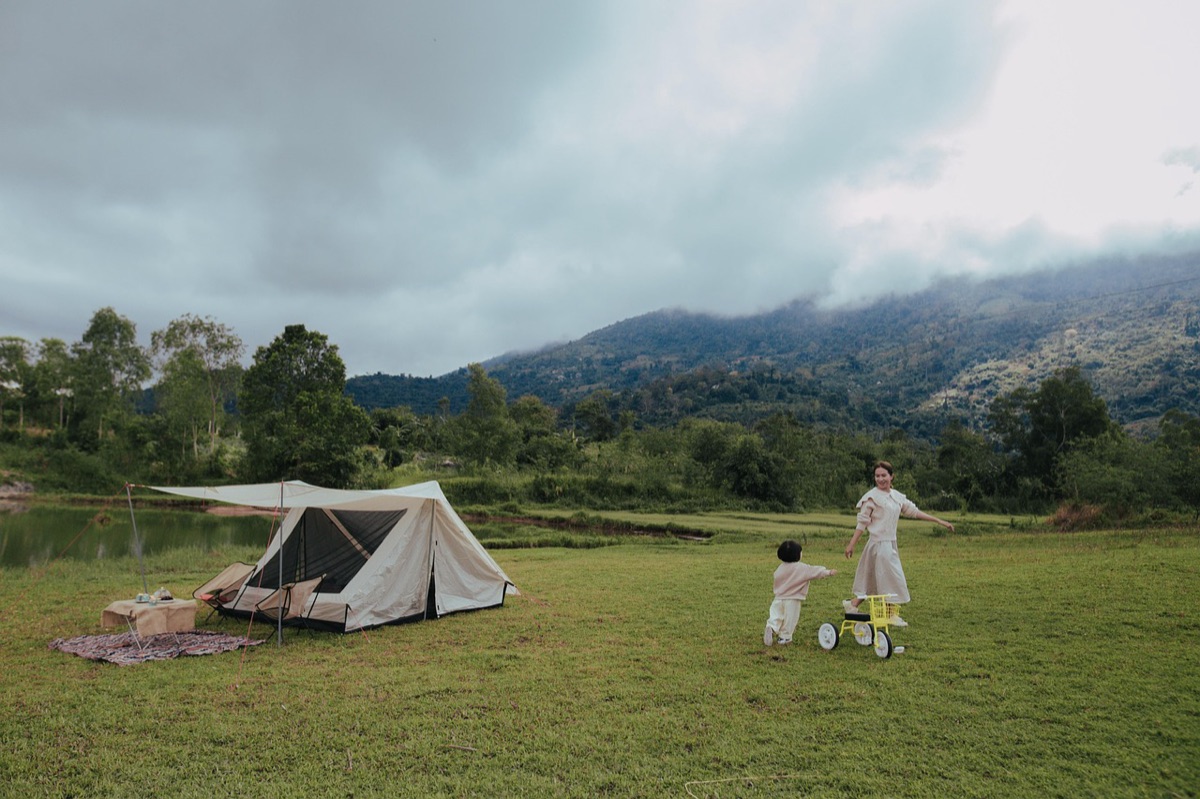 Matériel de camping organisé au sol