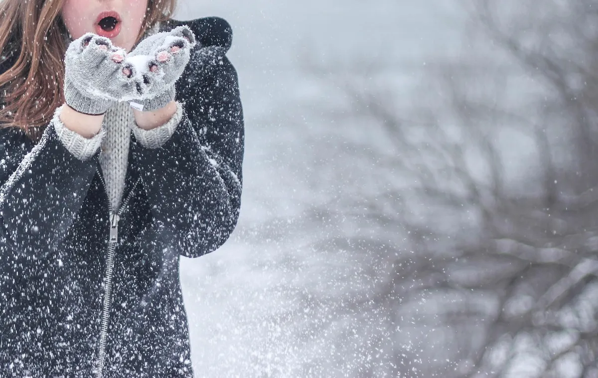 cold, snow, fashion, woman, girl, winter, model, clothes, outdoors, lady, beautiful, pretty, gloves, snowflakes, winter clothing, blow, nature, blue fashion, bl