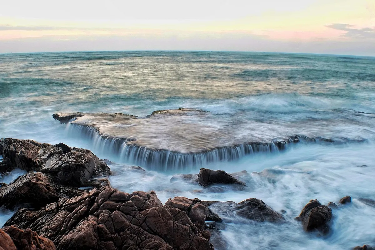 Sacca bagnata con gocce d'acqua in un'area umida