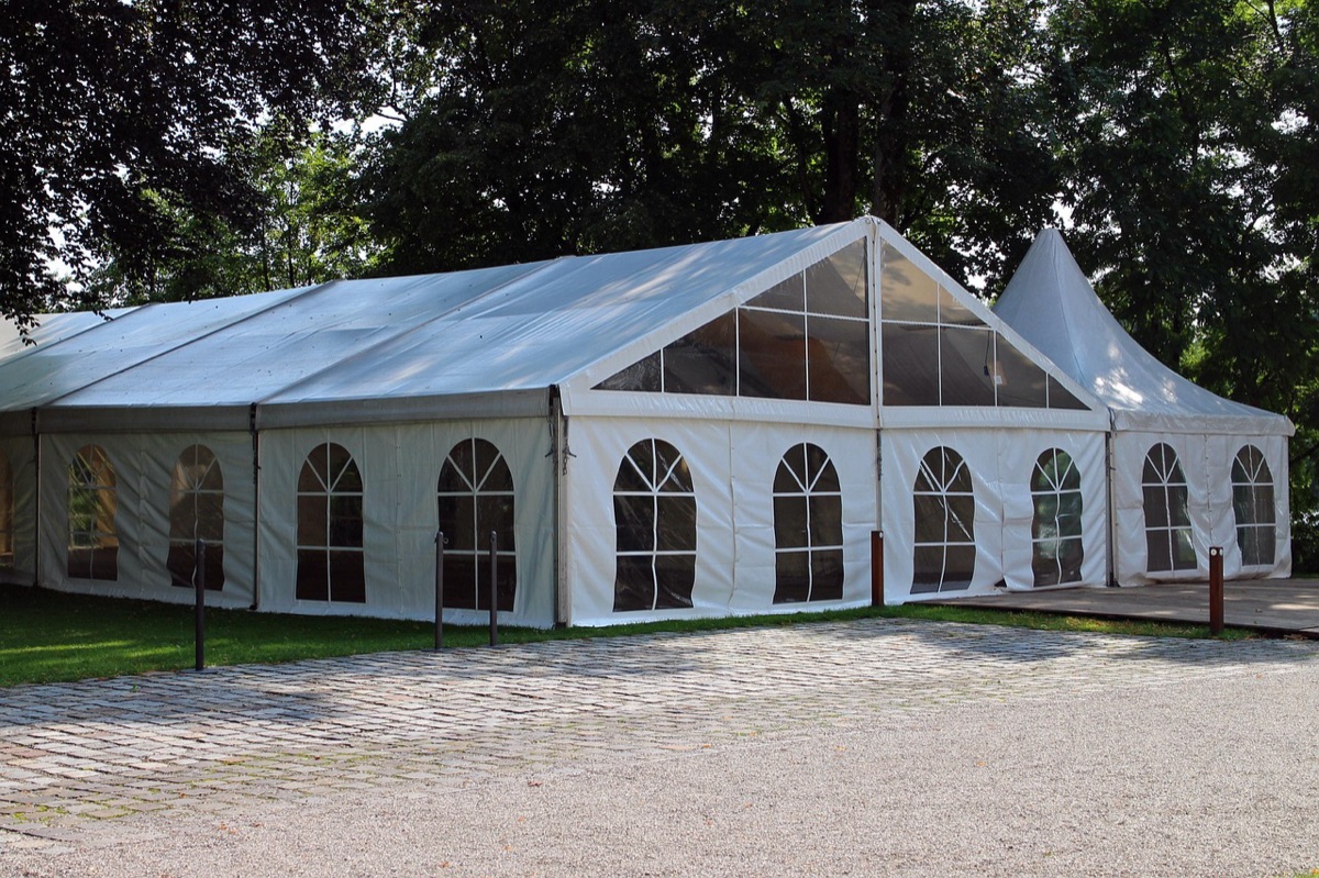 dettaglio di picchetti e corde di una tenda tesa correttamente